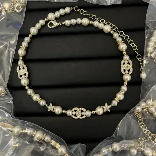 Chanel Or blanc Chaîne de perles ornée de cristaux CC Logos Collier