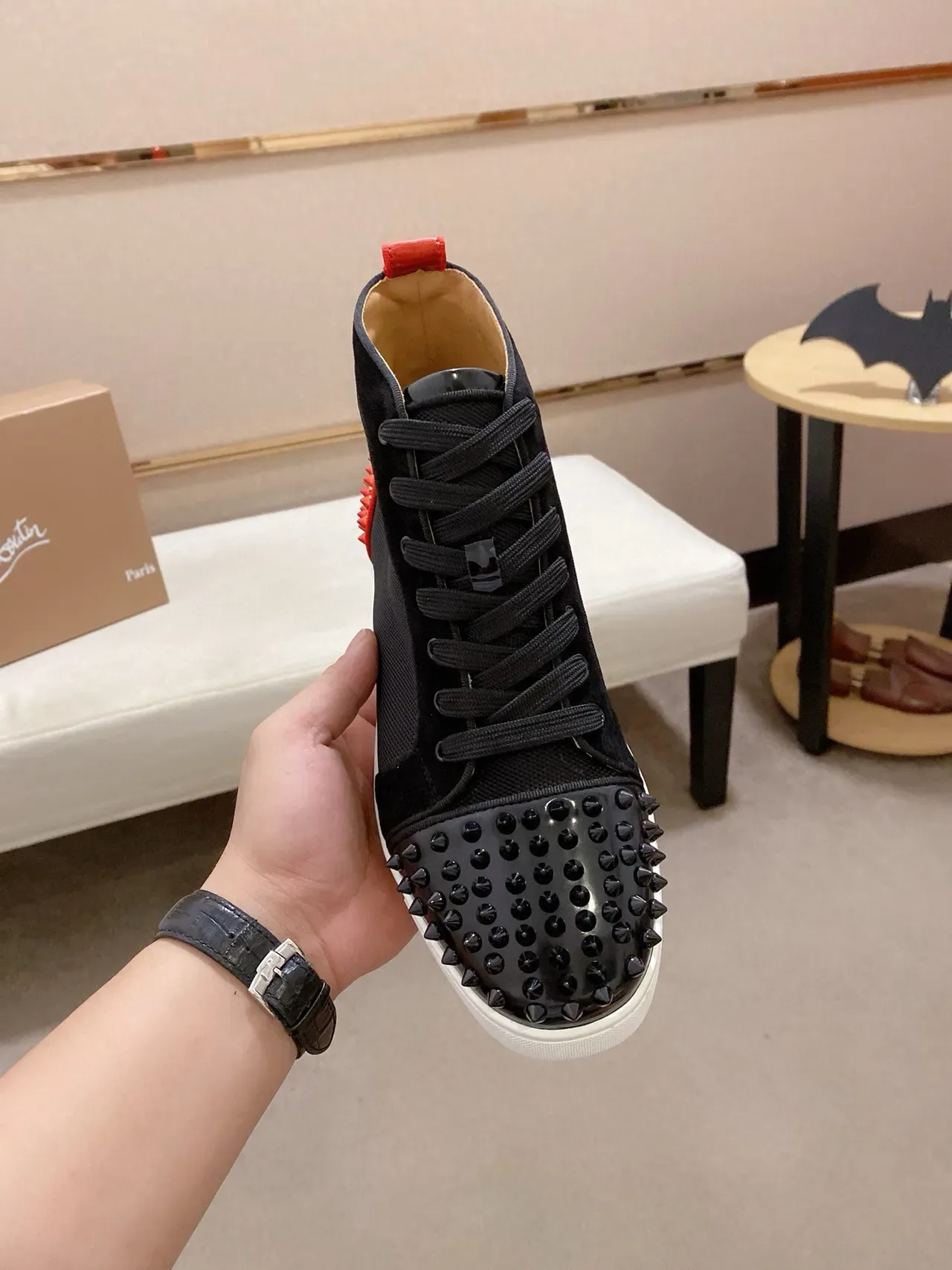 Christian Louboutin أحذية رياضية سوداء وحمراء عالية الارتفاع مزينة بمسامير على أصابع القدم أسلوب الحياة 2
