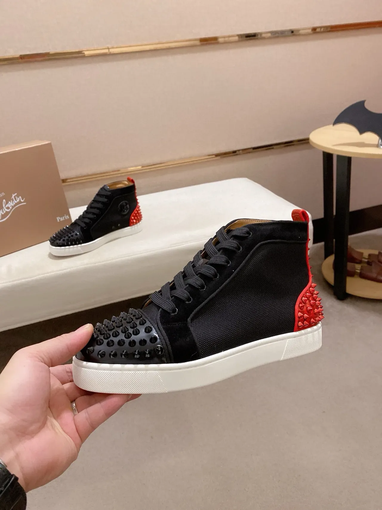 Christian Louboutin أحذية رياضية سوداء وحمراء عالية الارتفاع مزينة بمسامير على أصابع القدم أسلوب الحياة 3
