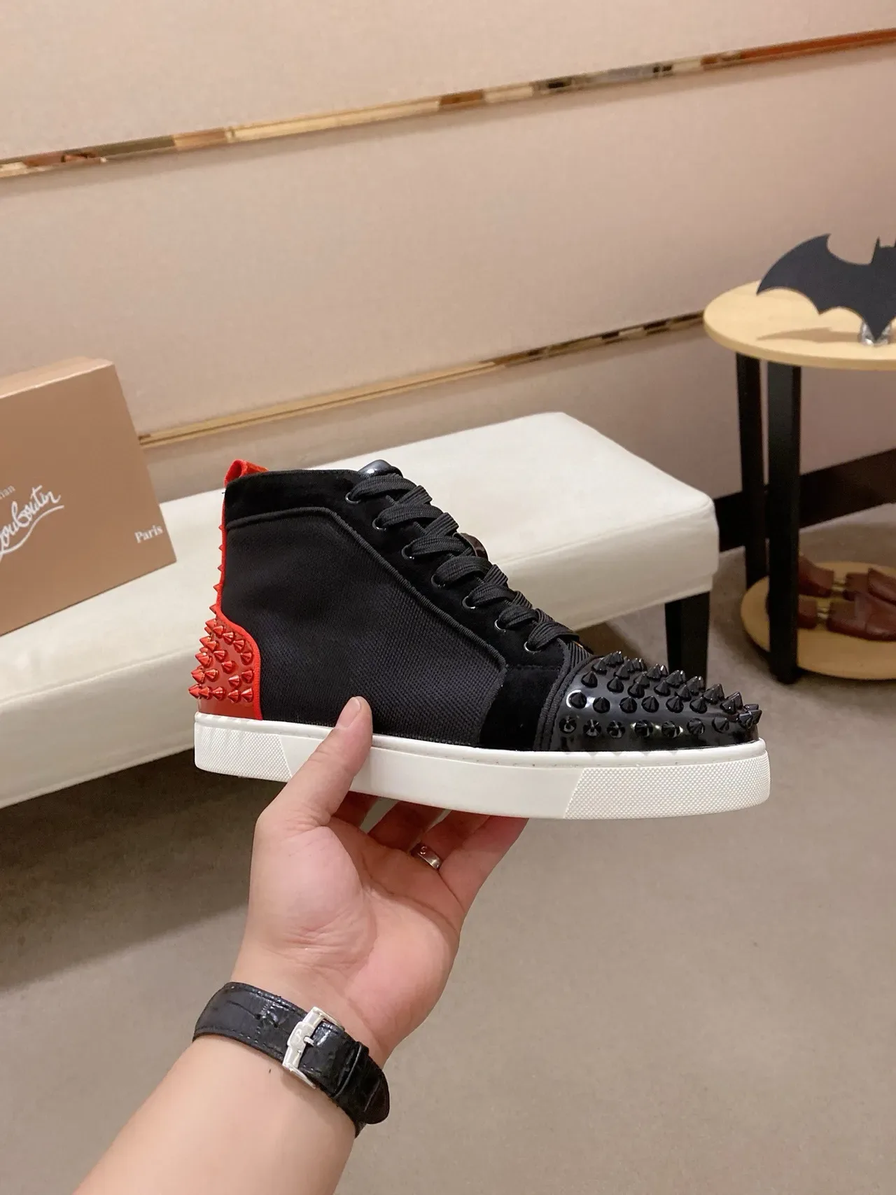 Christian Louboutin أحذية رياضية سوداء وحمراء عالية الارتفاع مزينة بمسامير على أصابع القدم أسلوب الحياة 4