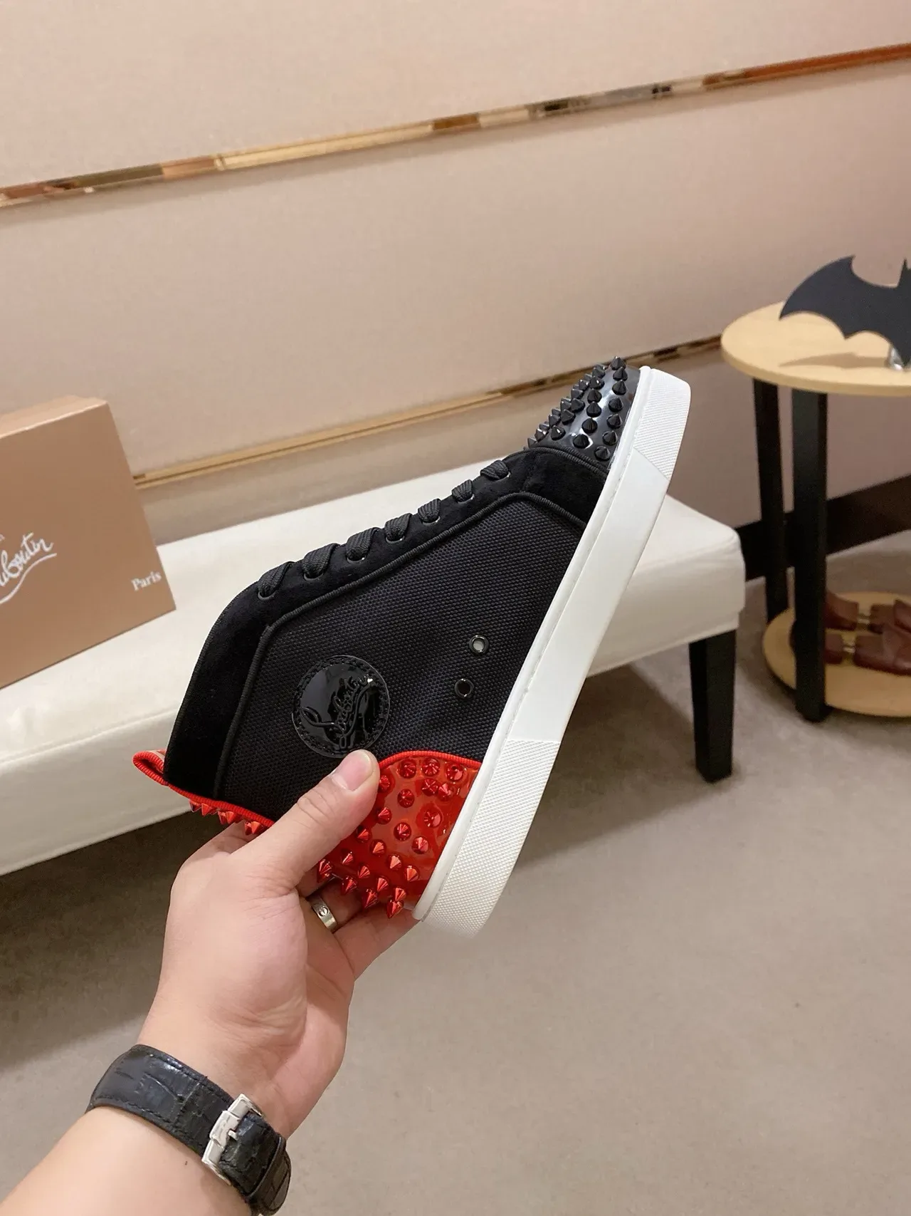 Christian Louboutin أحذية رياضية سوداء وحمراء عالية الارتفاع مزينة بمسامير على أصابع القدم أسلوب الحياة 5