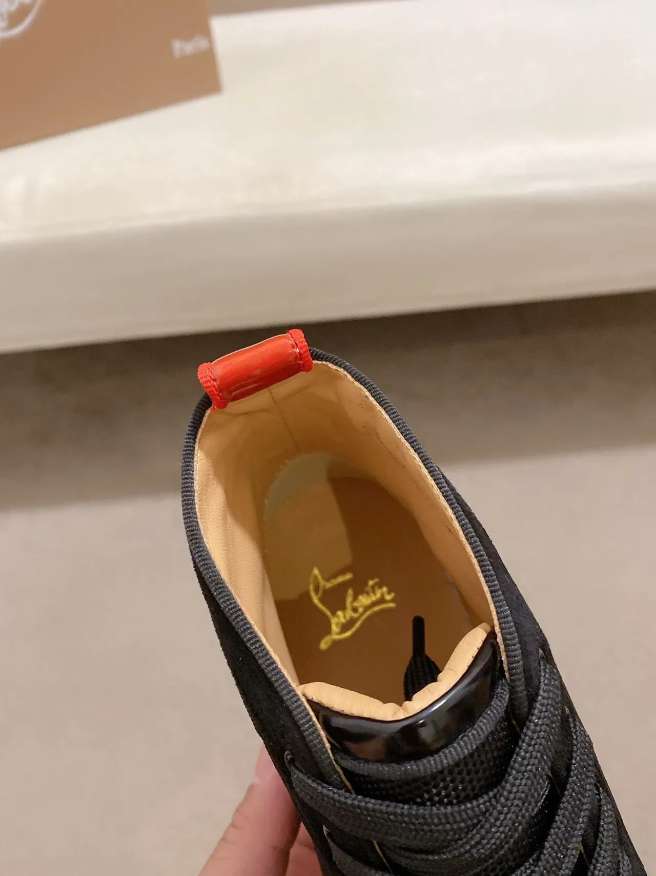 Christian Louboutin أحذية رياضية سوداء وحمراء عالية الارتفاع مزينة بمسامير على أصابع القدم أسلوب الحياة 6