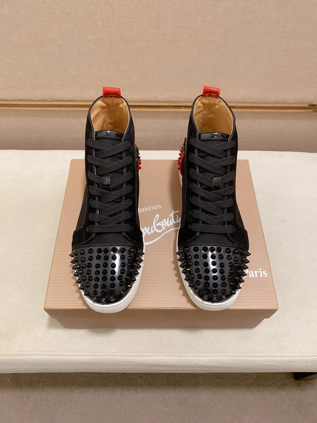 Christian Louboutin أحذية رياضية سوداء وحمراء عالية الارتفاع مزينة بمسامير على أصابع القدم أسلوب الحياة 7