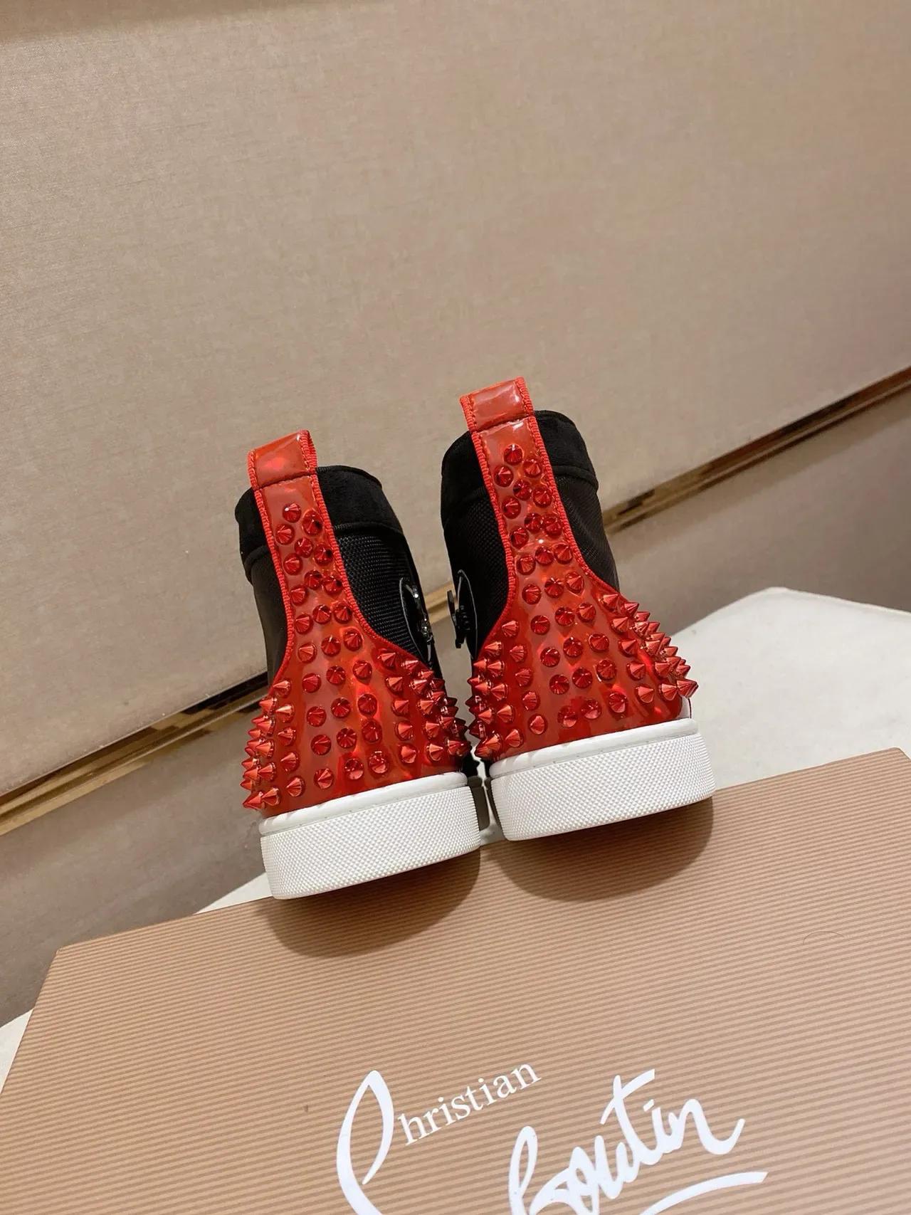 Christian Louboutin أحذية رياضية سوداء وحمراء عالية الارتفاع مزينة بمسامير على أصابع القدم أسلوب الحياة 8