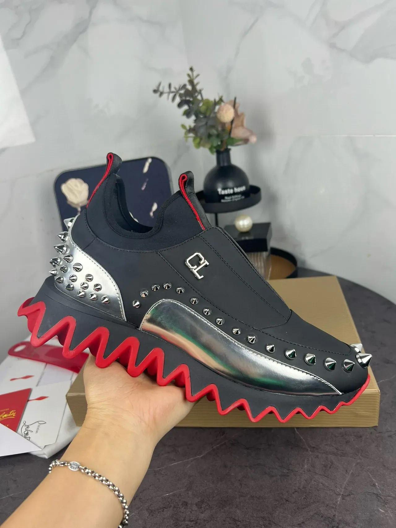 Christian Louboutin काला और लाल स्लिप-ऑन स्टड्ड लाइफस्टाइल स्नीकर 2