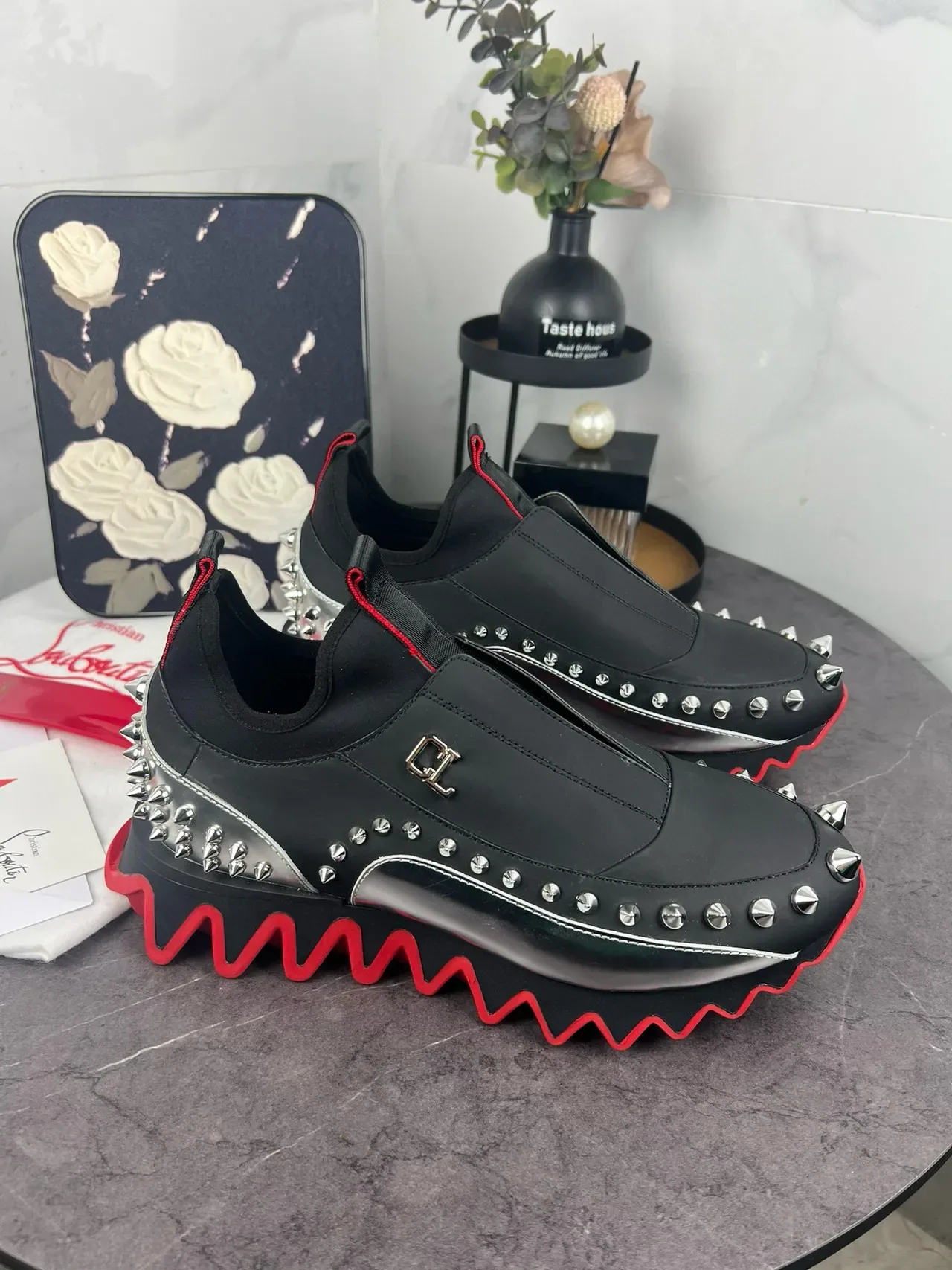 Christian Louboutin काला और लाल स्लिप-ऑन स्टड्ड लाइफस्टाइल स्नीकर 3