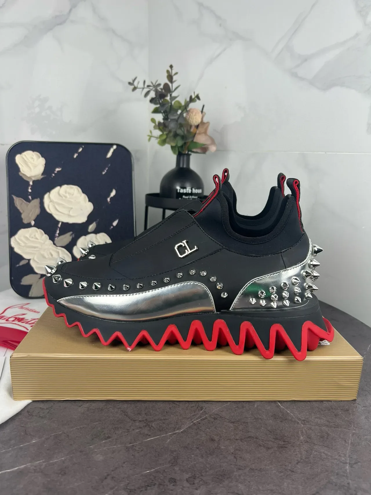Christian Louboutin काला और लाल स्लिप-ऑन स्टड्ड लाइफस्टाइल स्नीकर 4