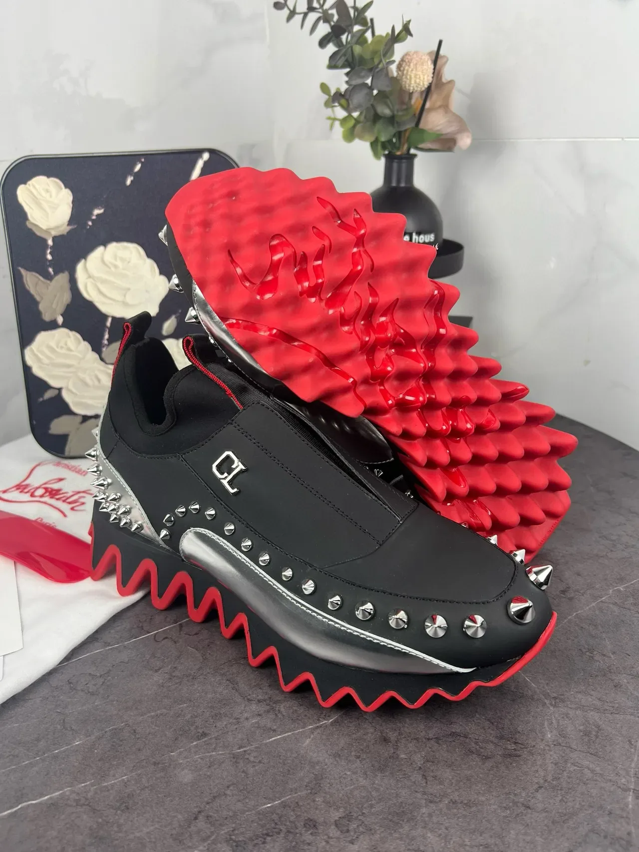 Christian Louboutin काला और लाल स्लिप-ऑन स्टड्ड लाइफस्टाइल स्नीकर 5