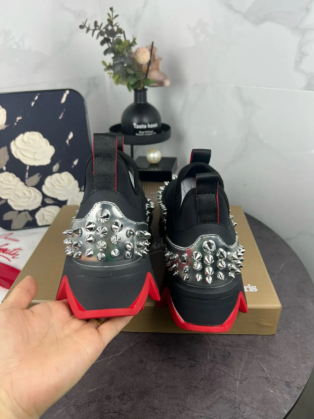 Christian Louboutin काला और लाल स्लिप-ऑन स्टड्ड लाइफस्टाइल स्नीकर 6