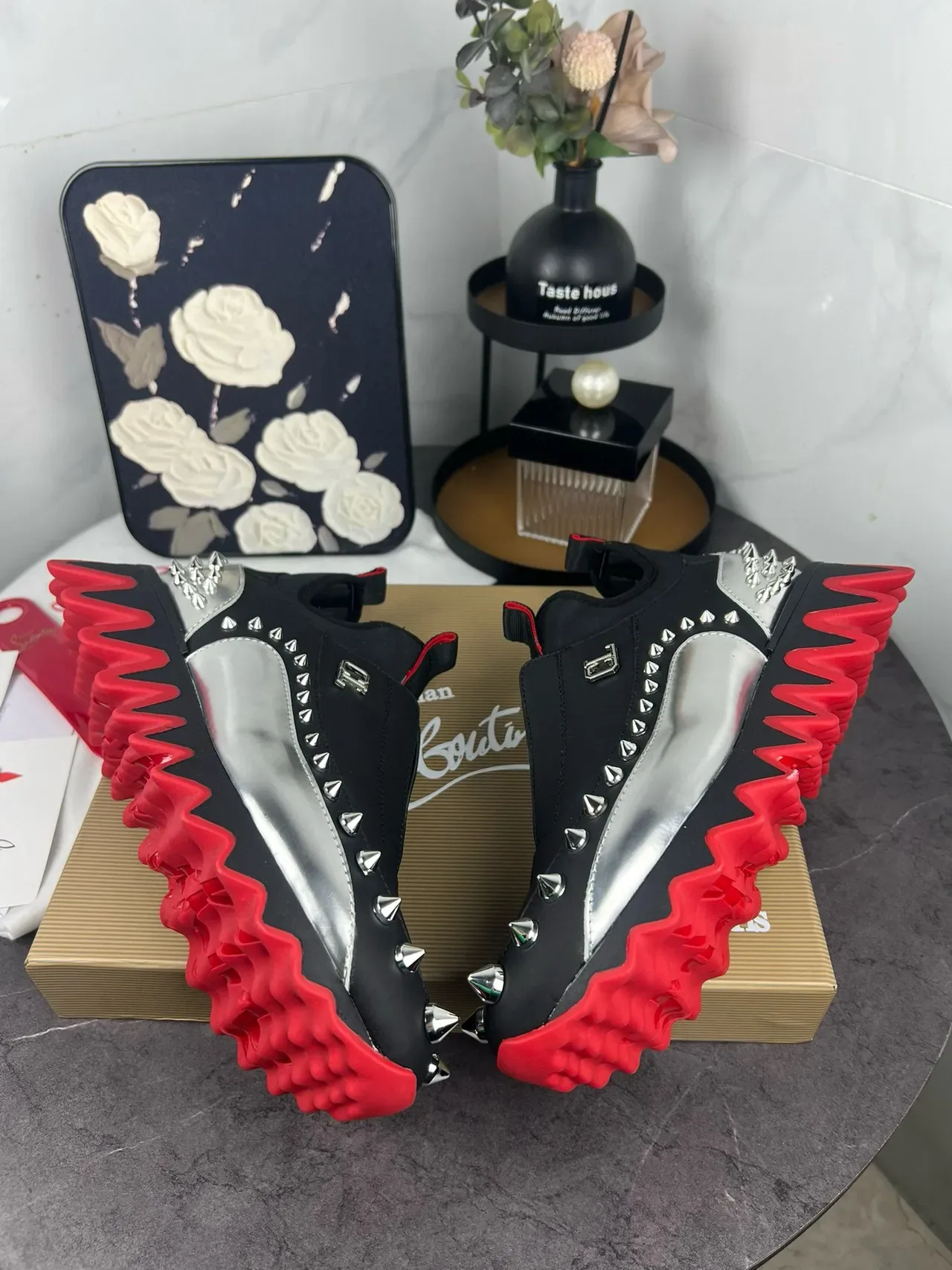 Christian Louboutin काला और लाल स्लिप-ऑन स्टड्ड लाइफस्टाइल स्नीकर 7