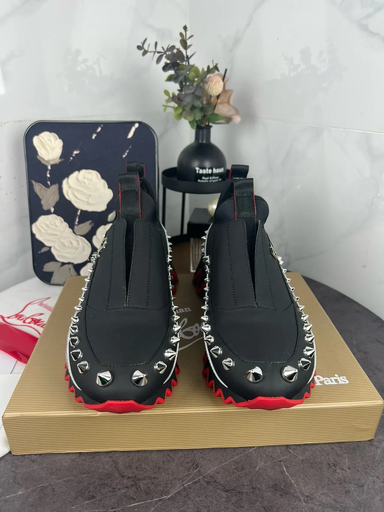 Christian Louboutin काला और लाल स्लिप-ऑन स्टड्ड लाइफस्टाइल स्नीकर 8