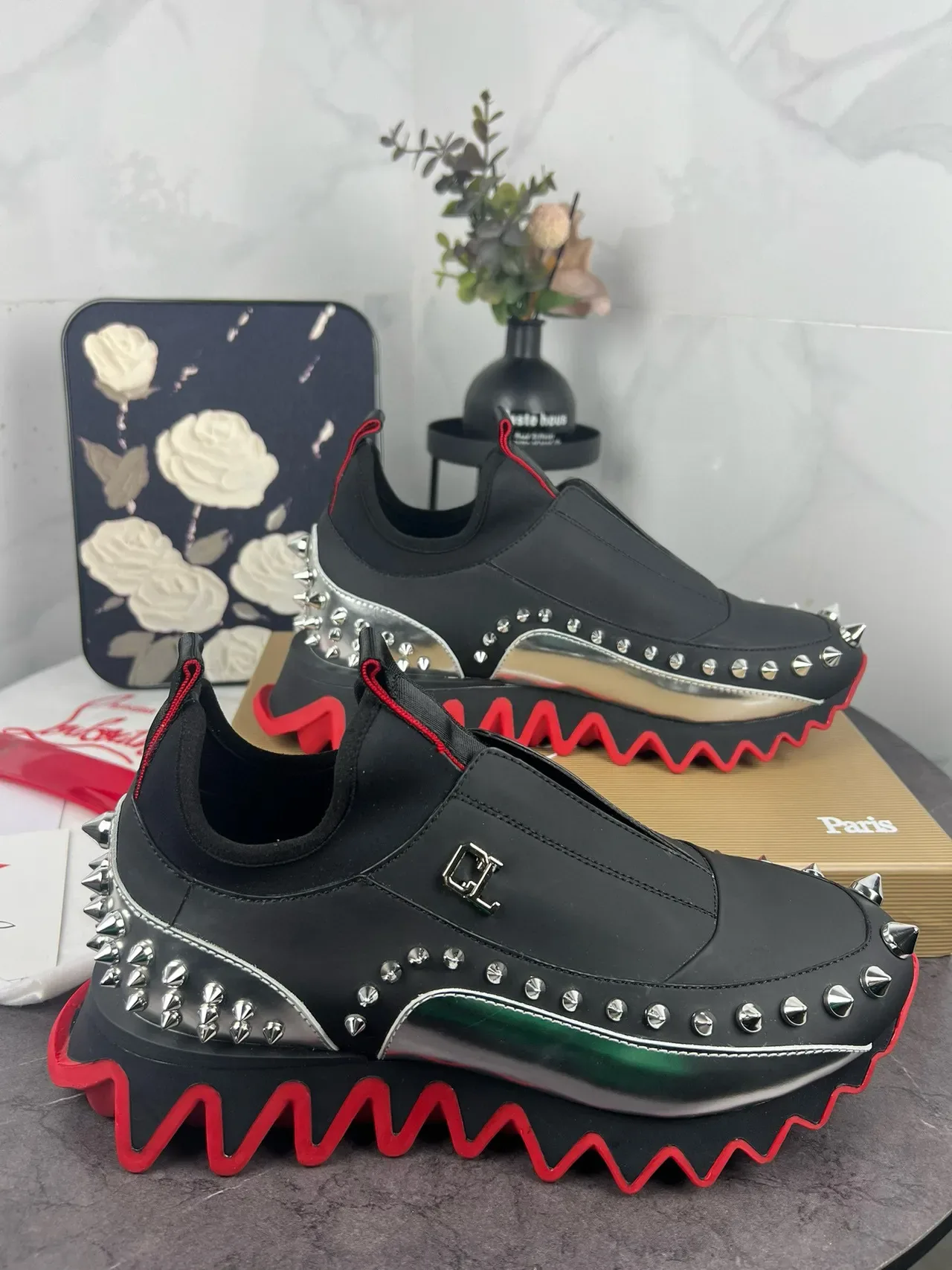 Christian Louboutin काला और लाल स्लिप-ऑन स्टड्ड लाइफस्टाइल स्नीकर 9