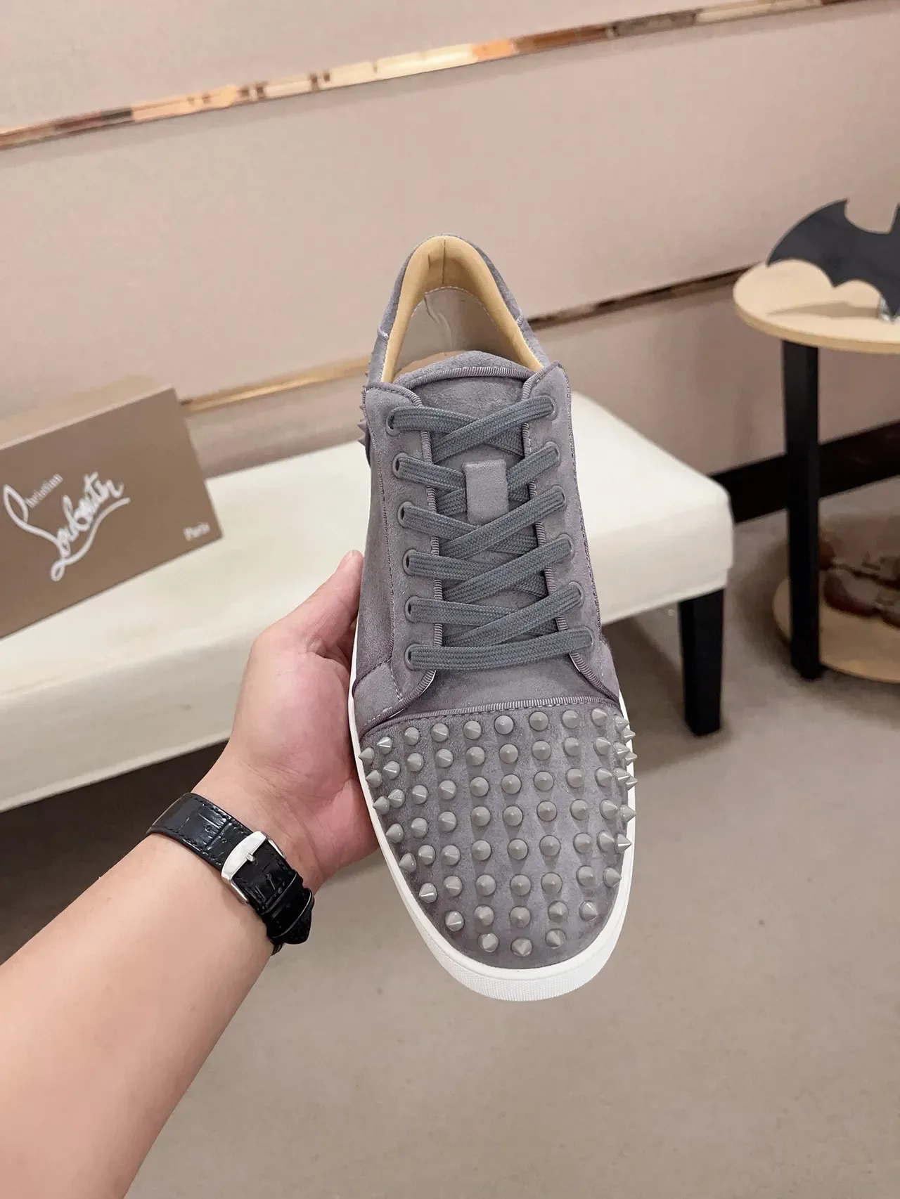 Christian Louboutin 灰白带钉装饰脚趾麂皮鞋面生活方式运动鞋 2