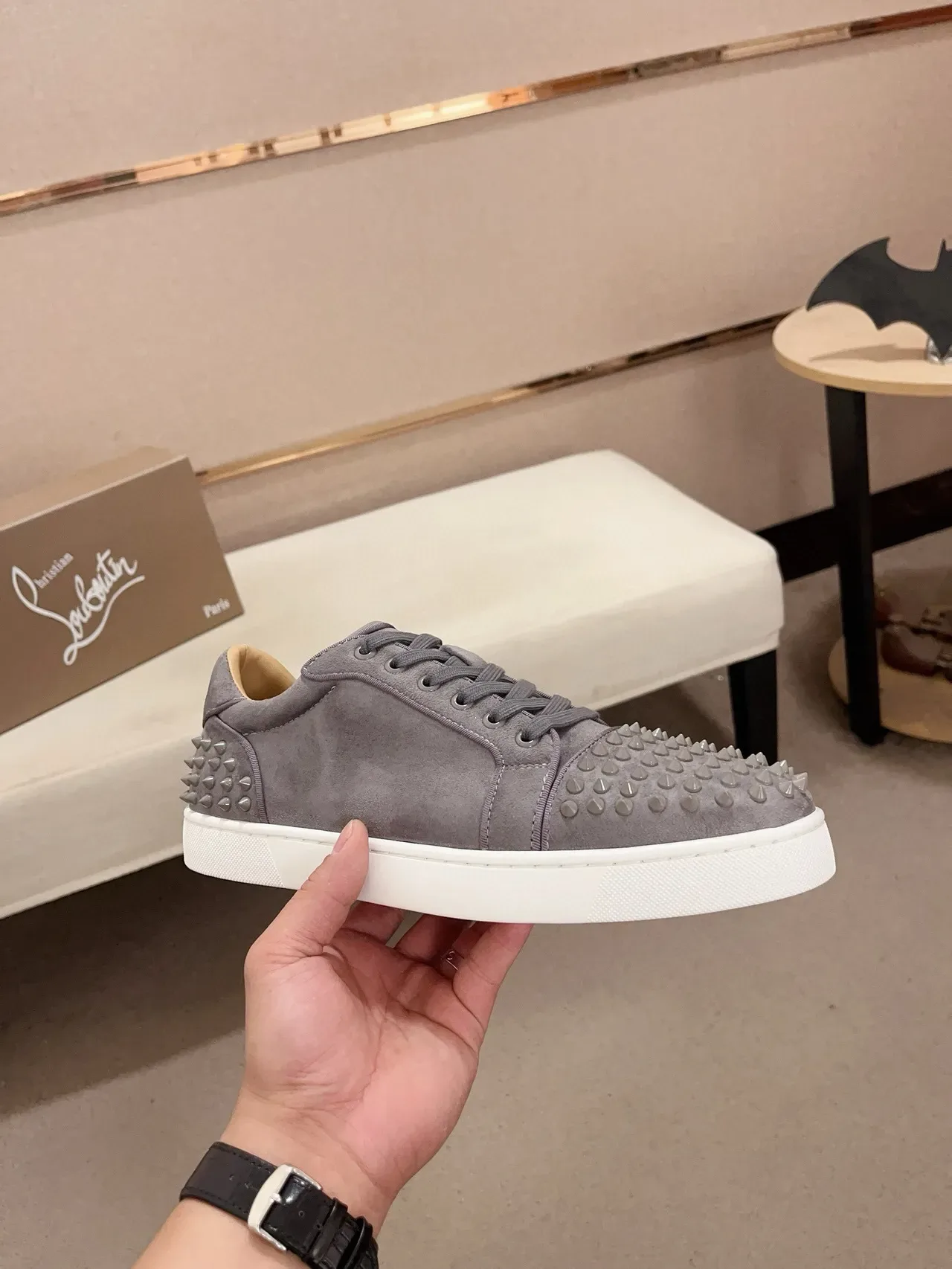 Christian Louboutin 灰白带钉装饰脚趾麂皮鞋面生活方式运动鞋 3