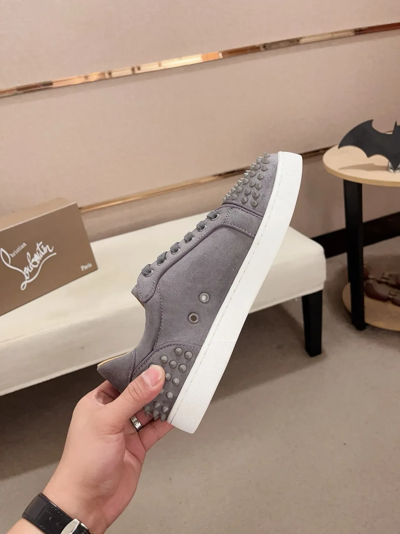 Christian Louboutin 灰白带钉装饰脚趾麂皮鞋面生活方式运动鞋 4