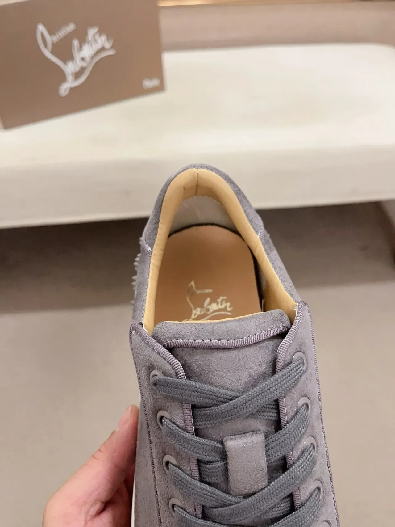 Christian Louboutin 灰白带钉装饰脚趾麂皮鞋面生活方式运动鞋 5