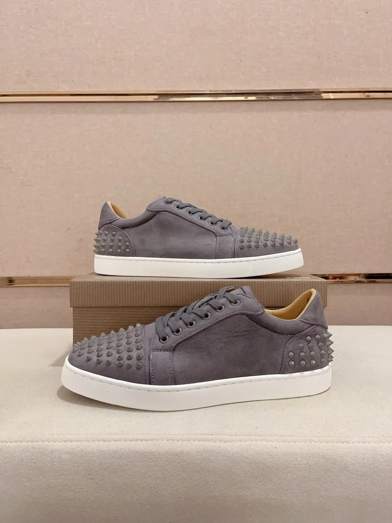 Christian Louboutin 灰白带钉装饰脚趾麂皮鞋面生活方式运动鞋 6
