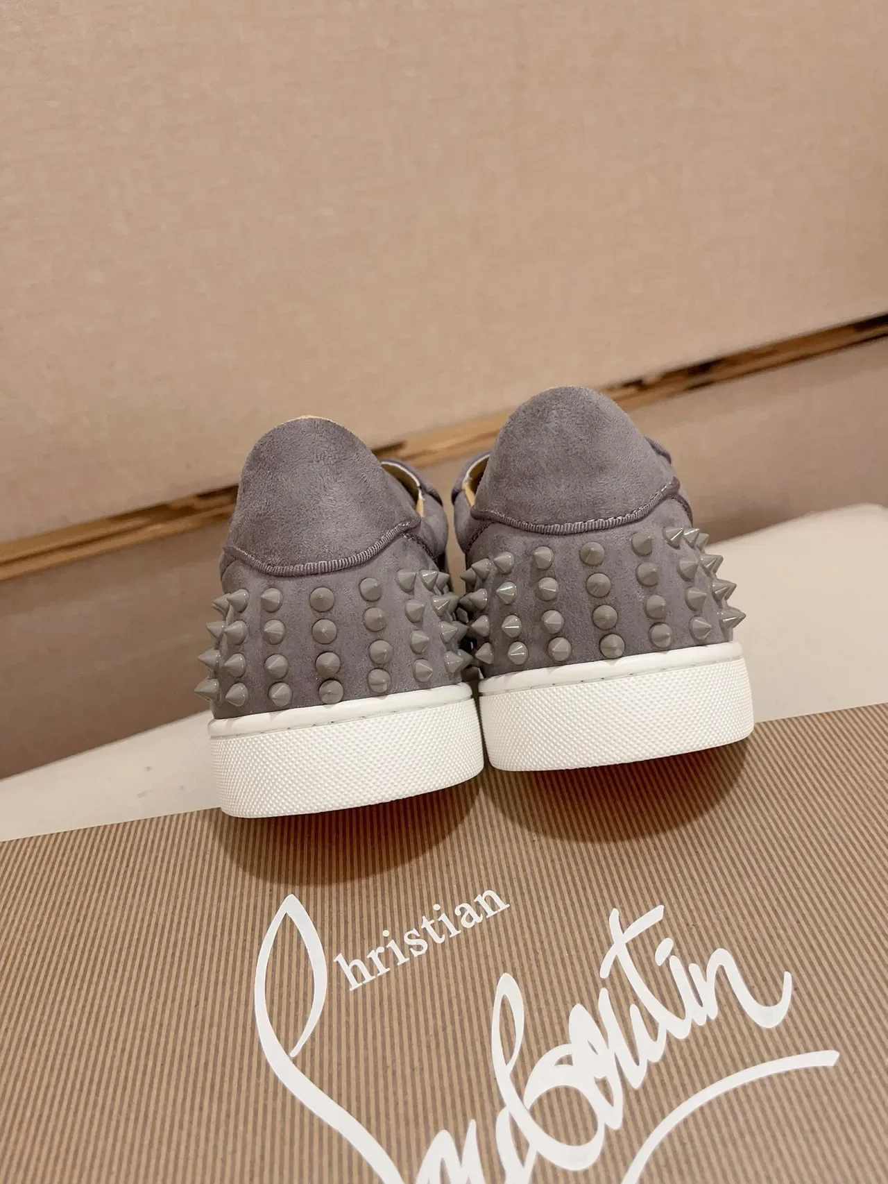 Christian Louboutin 灰白带钉装饰脚趾麂皮鞋面生活方式运动鞋 7