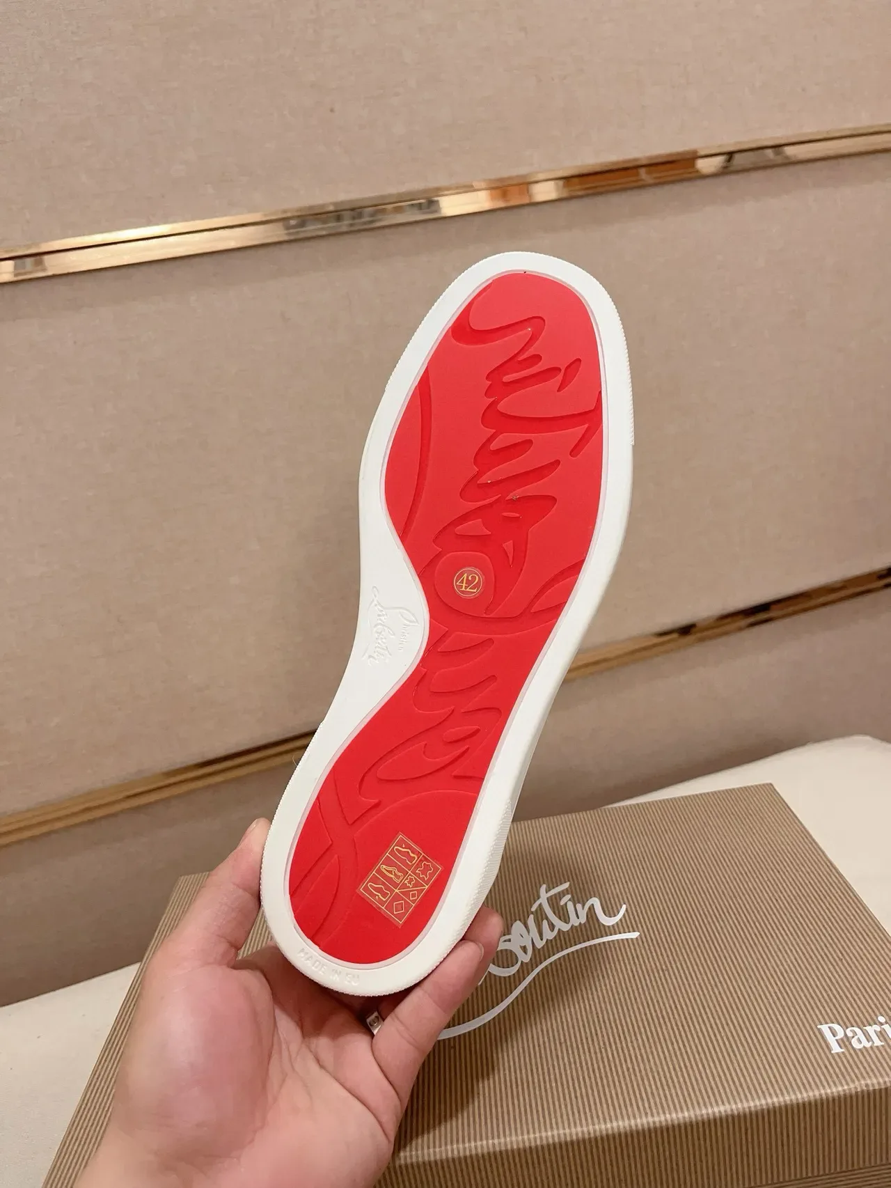 Christian Louboutin 灰白带钉装饰脚趾麂皮鞋面生活方式运动鞋 8