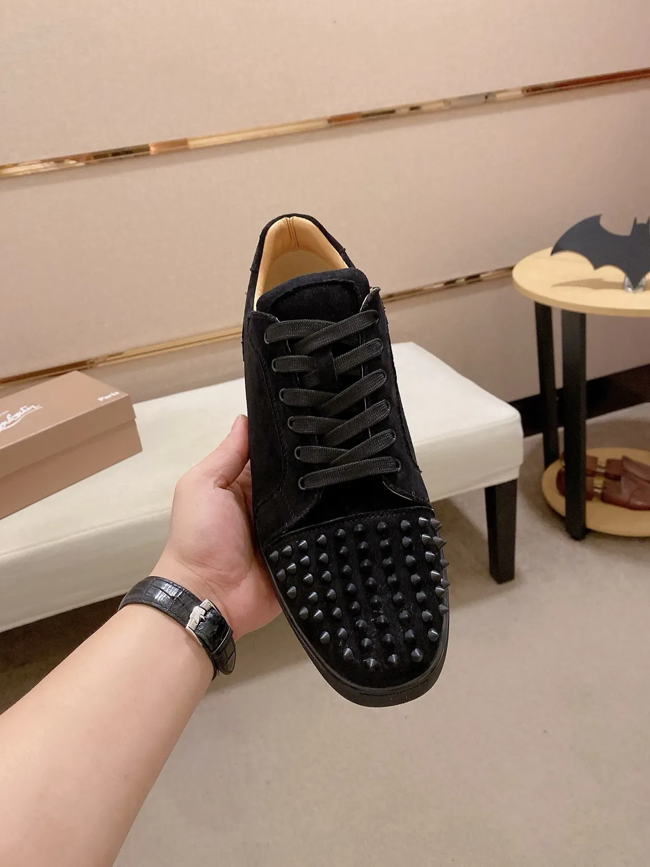 Christian Louboutin Spike Sneaker Tênis Preto de Camurça com Spikes na Ponta e no Calcanhar Tênis Lifestyle 2