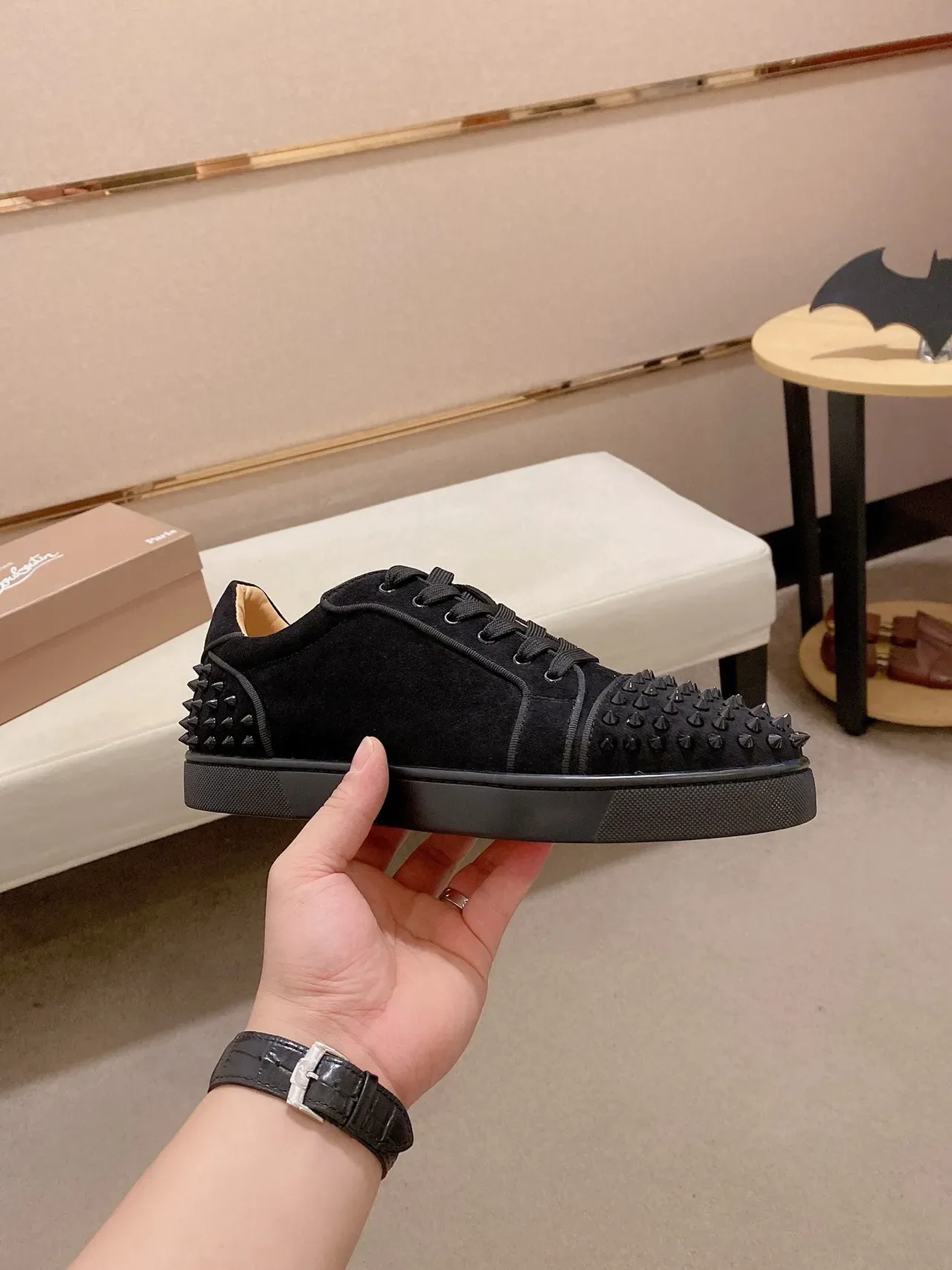 Christian Louboutin Spike Sneaker Tênis Preto de Camurça com Spikes na Ponta e no Calcanhar Tênis Lifestyle 3