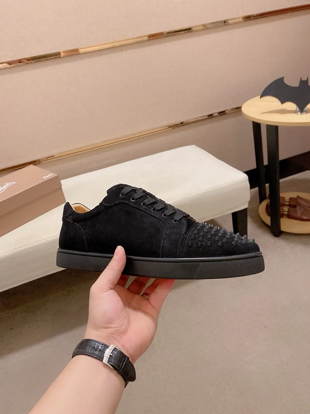 Christian Louboutin Spike Sneaker Tênis Preto de Camurça com Spikes na Ponta e no Calcanhar Tênis Lifestyle 4