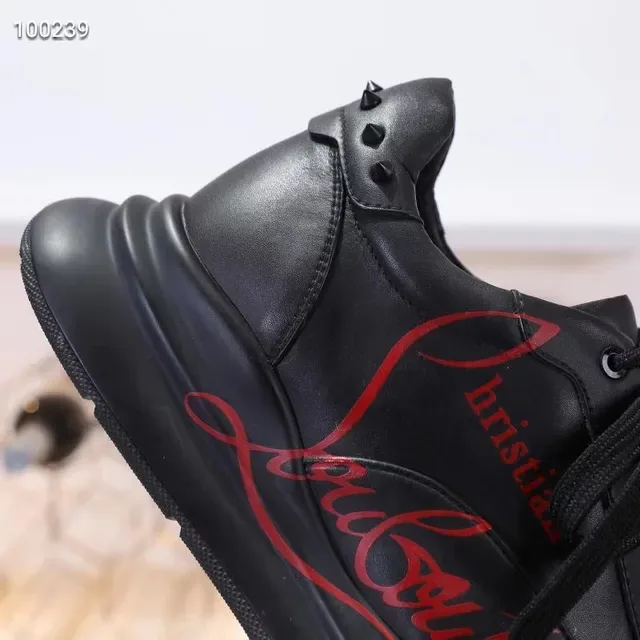 Christian Louboutin Zapatillas lifestyle de cuero negro y rojo con spikes 2