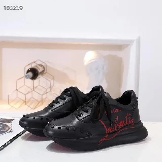 Christian Louboutin Zapatillas lifestyle de cuero negro y rojo con spikes 3