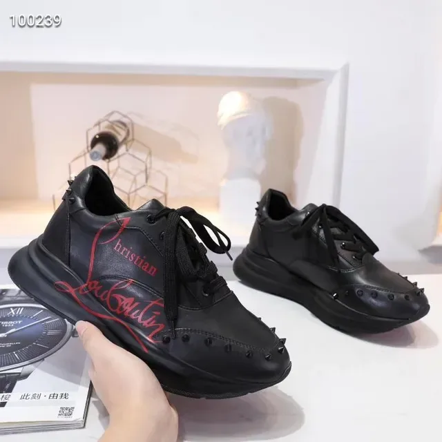 Christian Louboutin Zapatillas lifestyle de cuero negro y rojo con spikes 4