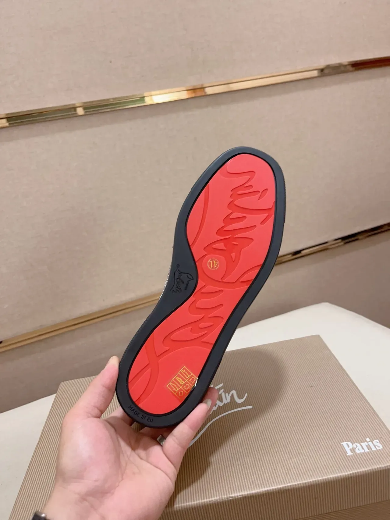 Christian Louboutin حذاء رياضي منخفض مع مسامير وبريق 2