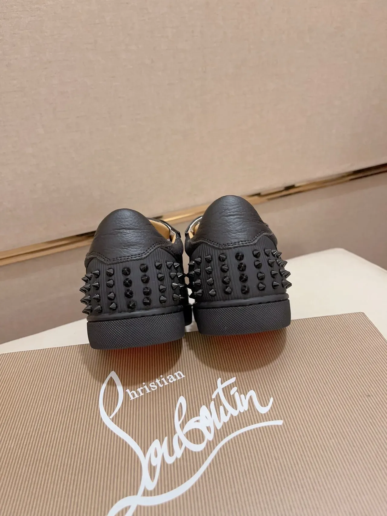 Christian Louboutin حذاء رياضي منخفض مع مسامير وبريق 3