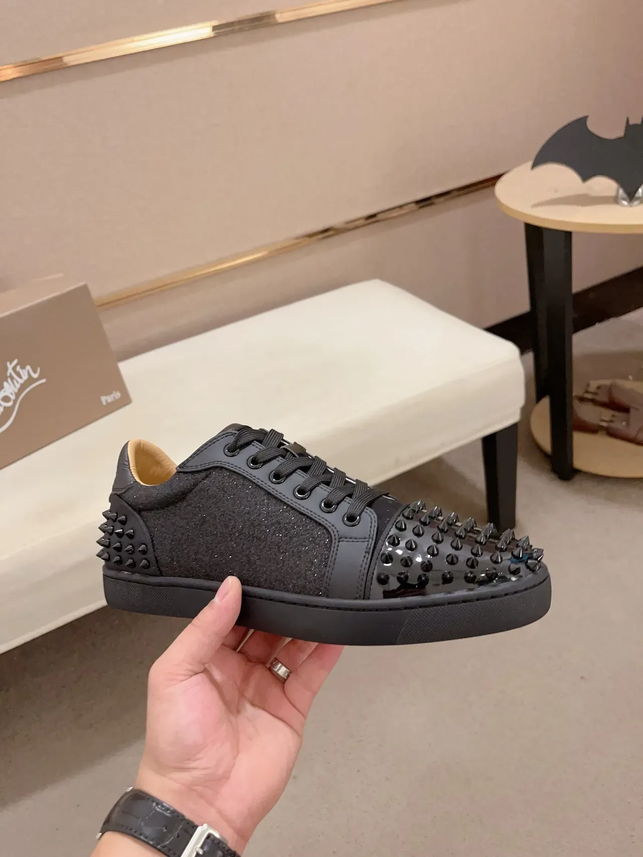 Christian Louboutin حذاء رياضي منخفض مع مسامير وبريق 4
