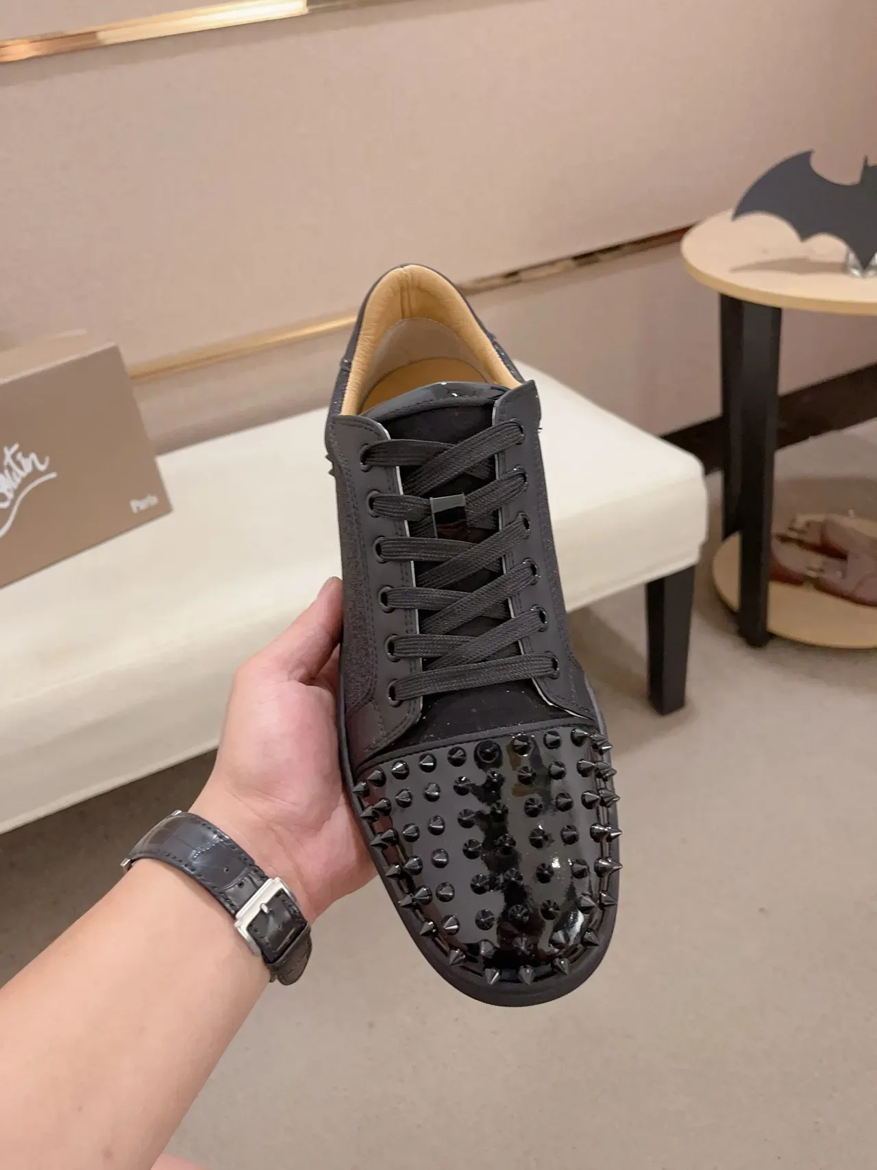 Christian Louboutin حذاء رياضي منخفض مع مسامير وبريق 5