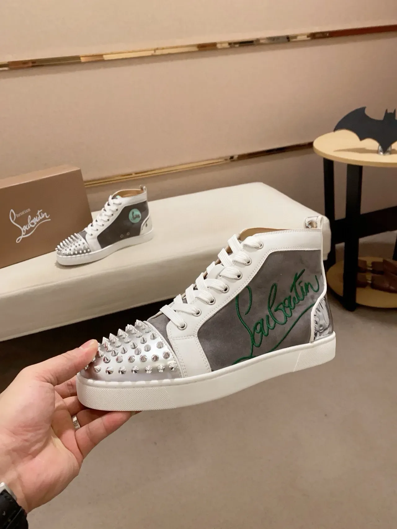 Christian Louboutin Sneakers Lifestyle Blanches Grises Hautes à Embouts Studded 3