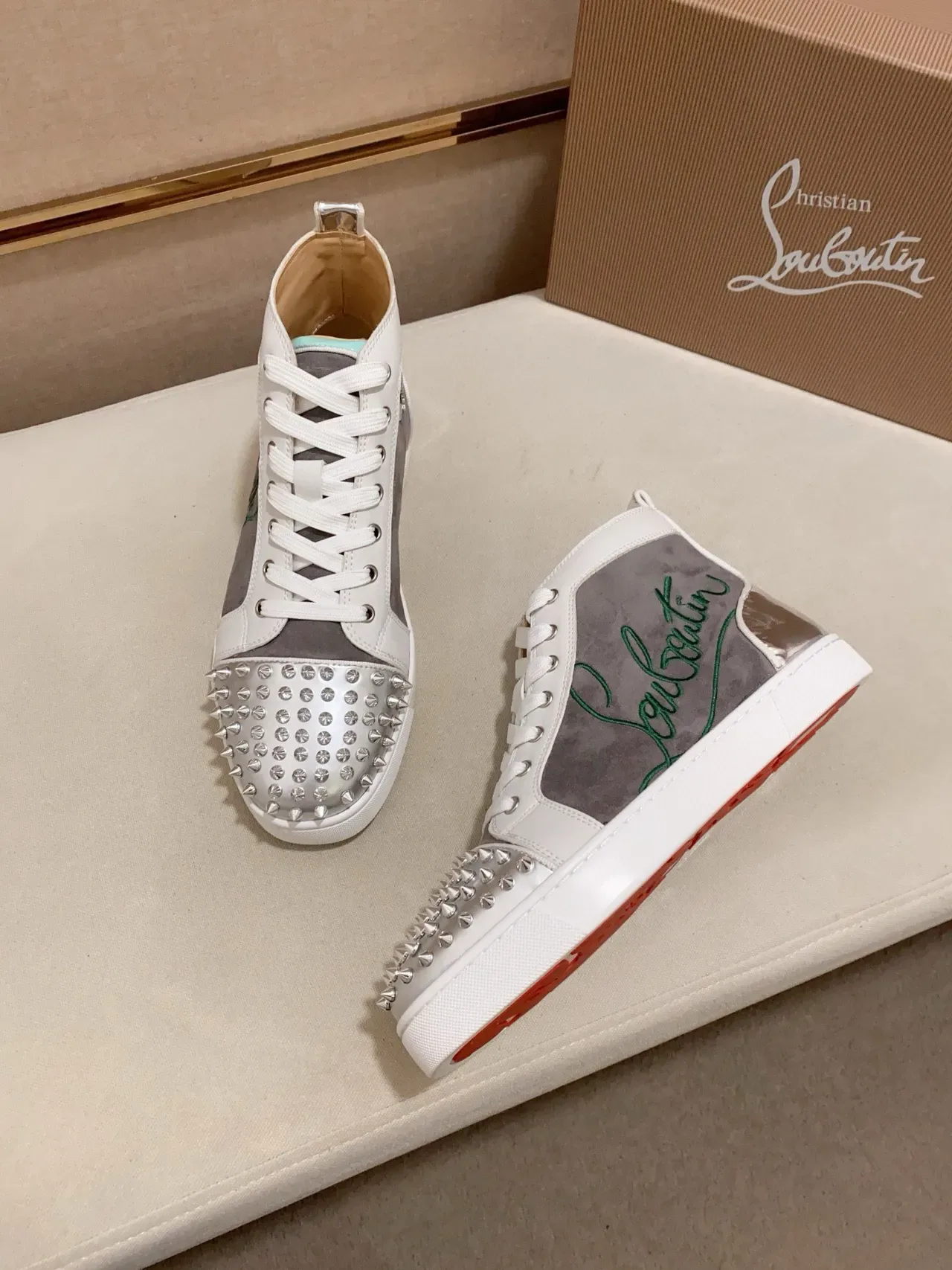 Christian Louboutin Sneakers Lifestyle Blanches Grises Hautes à Embouts Studded 7