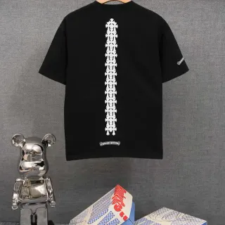Chrome Hearts क्रॉस कॉलम प्रिंट काली टी-शर्ट