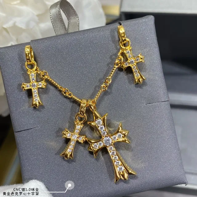 Collier de Chrome Hearts Cross en métal doré et argenté avec cristaux Pavé-Set 3