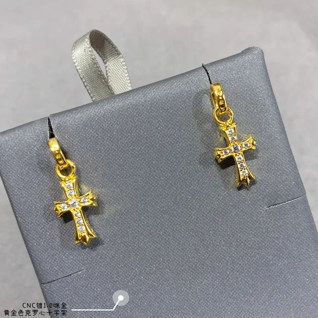 Collier de Chrome Hearts Cross en métal doré et argenté avec cristaux Pavé-Set 5