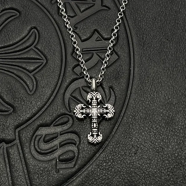 Collier Chrome Hearts Croix Gothique Ornée Cristaux Pavé Or 7