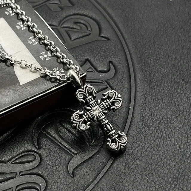 Collier Chrome Hearts Croix Gothique Ornée Cristaux Pavé Or 8