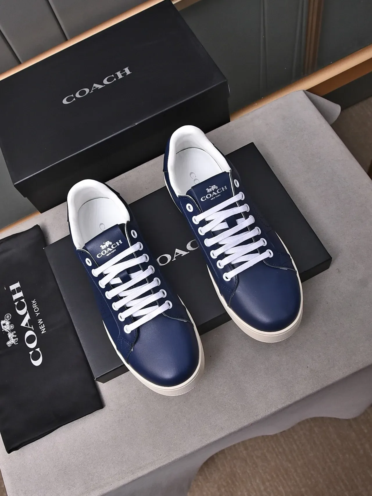 Coach Sneakers Lifestyle en Cuir Navy avec Logo Perforé 2