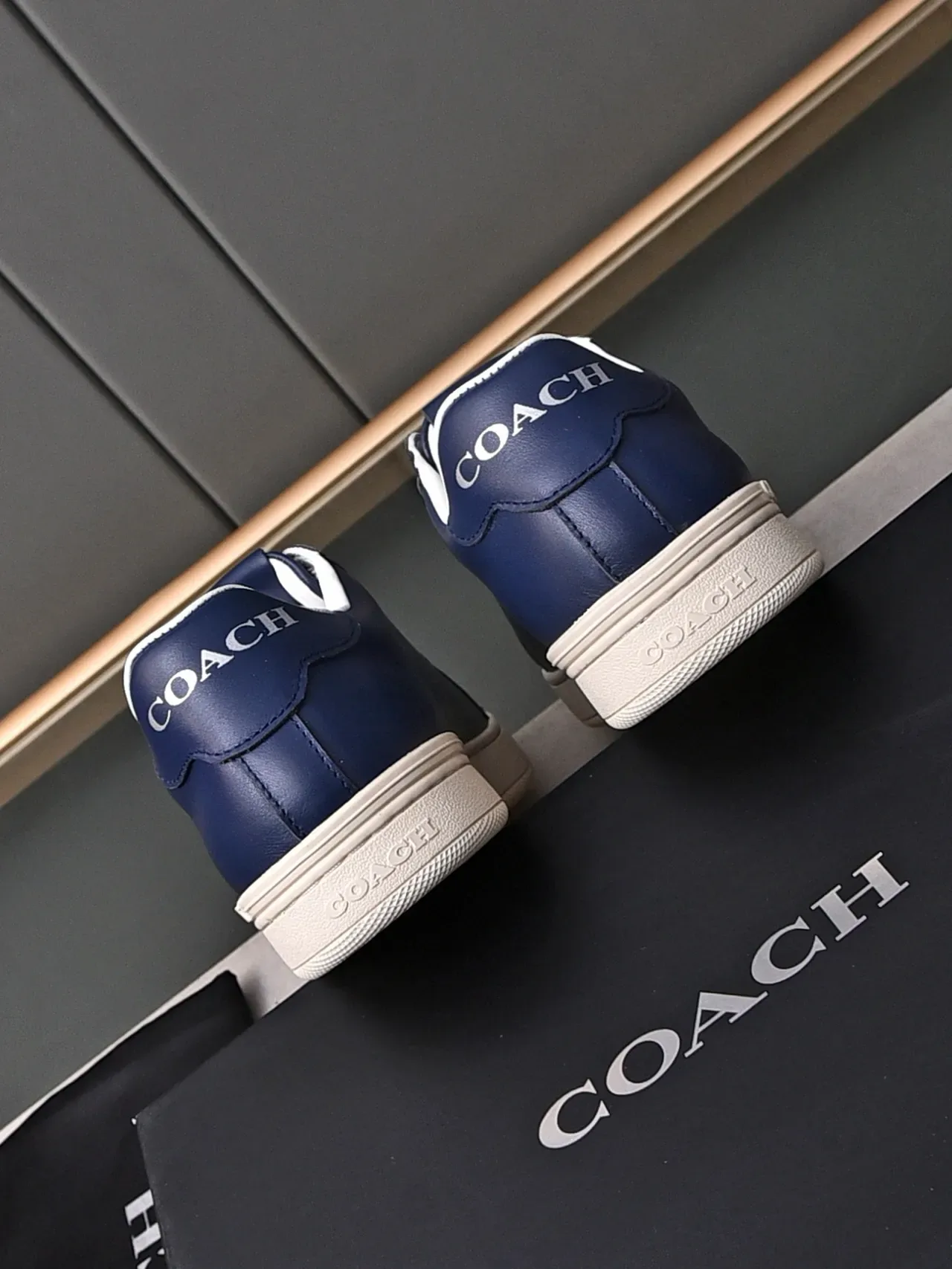 Coach Sneakers Lifestyle en Cuir Navy avec Logo Perforé 3
