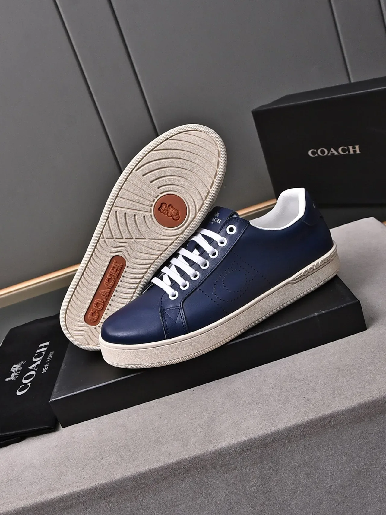Coach Sneakers Lifestyle en Cuir Navy avec Logo Perforé 4