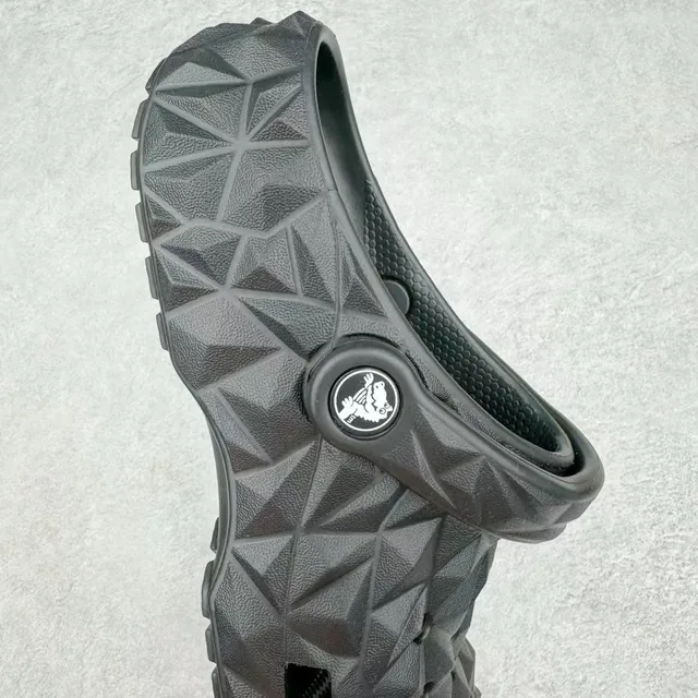 Crocs Echo Clog Noir Clog géométrique faceté 5