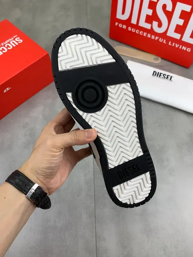 Diesel Lifestyle 白色和黑色镂空网布运动鞋 2