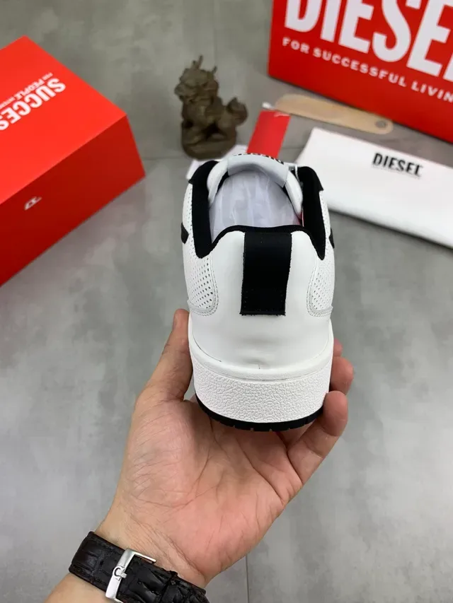 Diesel Lifestyle 白色和黑色镂空网布运动鞋 3