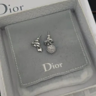 Dior Asymétriques Pavé Cristal et Charme Cœur Boucles d'Oreilles