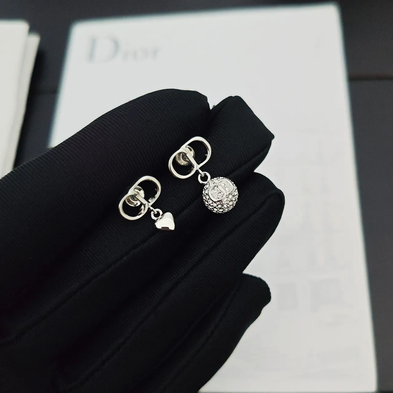 Dior Asymétriques Pavé Cristal et Charme Cœur Boucles d'Oreilles 4