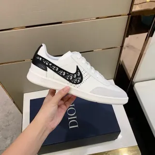 Dior B23 সাদা এবং কালো মনোগ্রাম ওভারলে লাইফস্টাইল স্নিকার