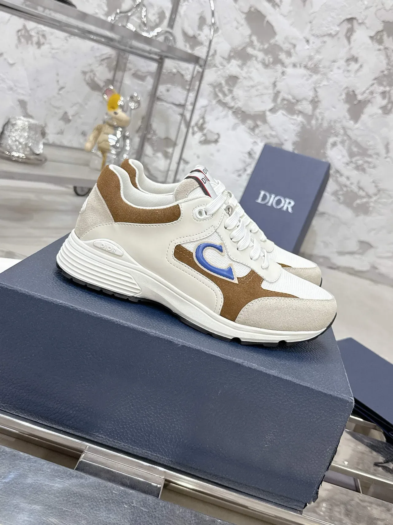 Dior Chaussures lifestyle beige et marron avec upper en mesh layered et suede, logo triangular bleu sur le côté 2